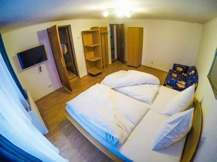 Готель Casa Germana Lupeni  Екстер'єр фото